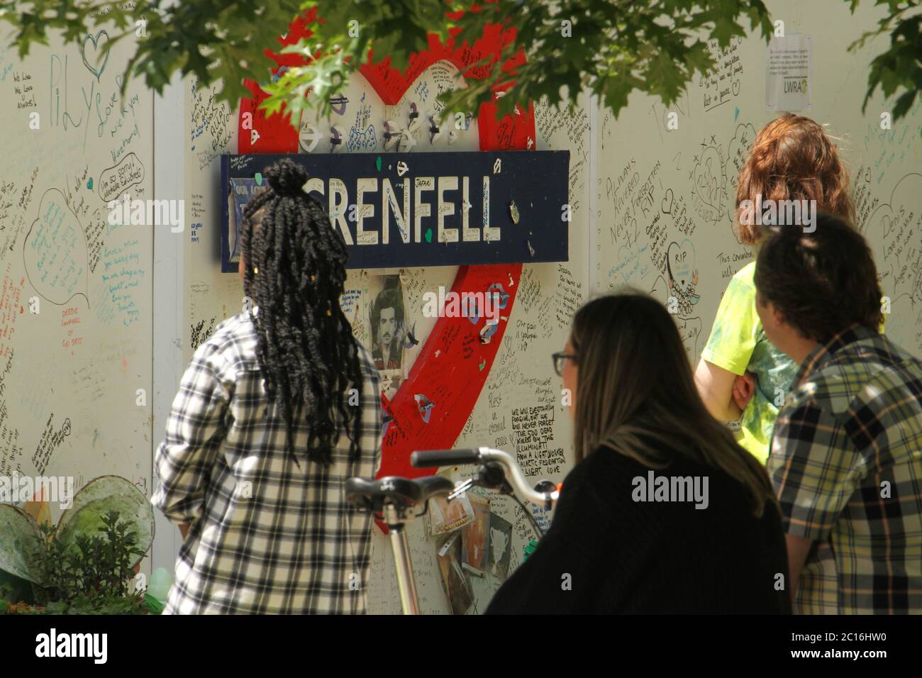 Des amis et des proches des victimes ont été respectués pendant le 3e anniversaire.soixante-dix-deux personnes ont été tuées dans l'incendie qui a brûlé la tour de 24 étages à Kensington, dans l'ouest de Londres, le 14 juin 2017. Le site Grenfell doit être converti en site commémoratif une fois la déconstruction terminée d'ici 2022. Banque D'Images