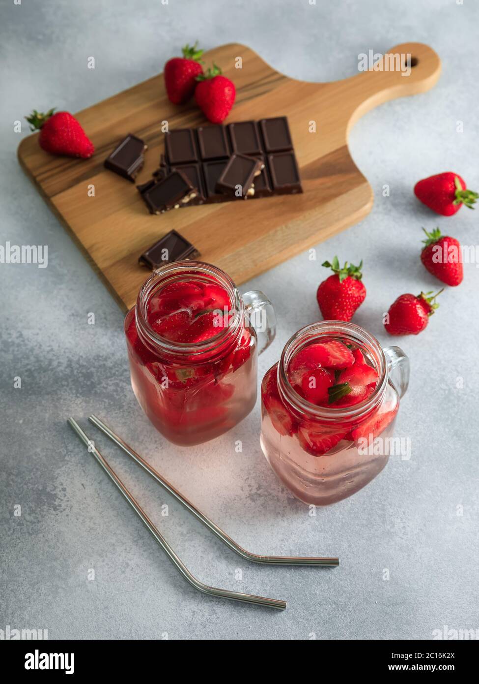 Boissons aux fraises avec baies et bois de bois au chocolat noir Banque D'Images