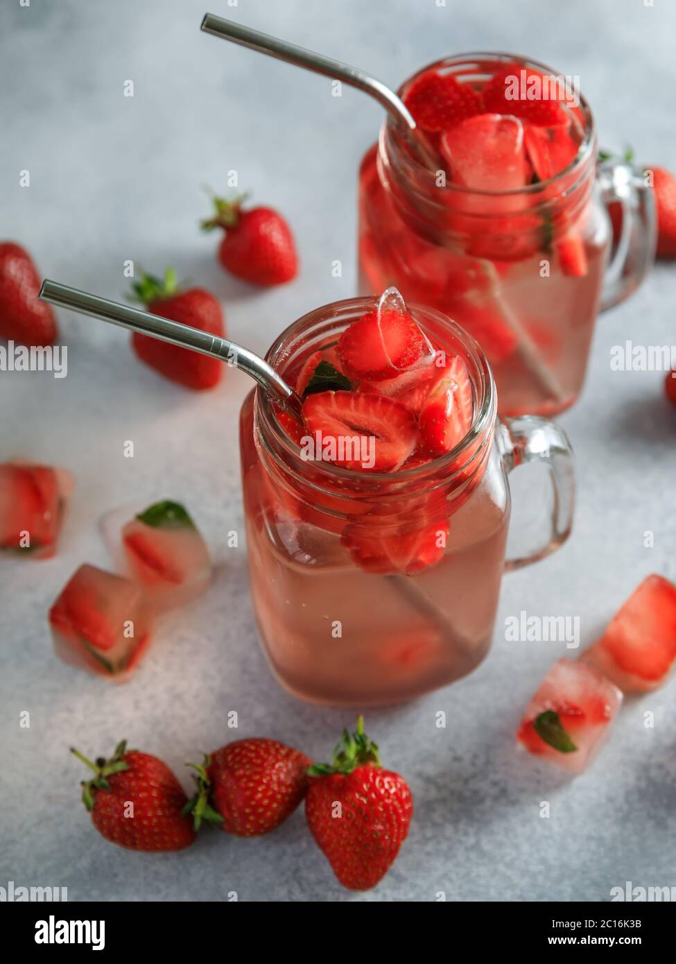 Boisson saine aux fraises avec baies. Régime et boisson saine concept Banque D'Images