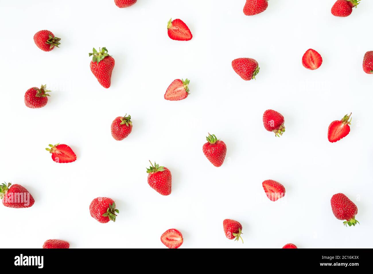 Trancher le motif fraise sur fond blanc. Pose à plat. Vue de dessus. Baies sucrées d'été Banque D'Images