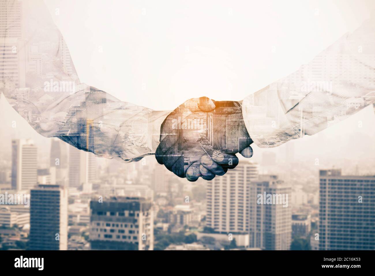 Les gens d'affaires se secouent la main. Banque D'Images