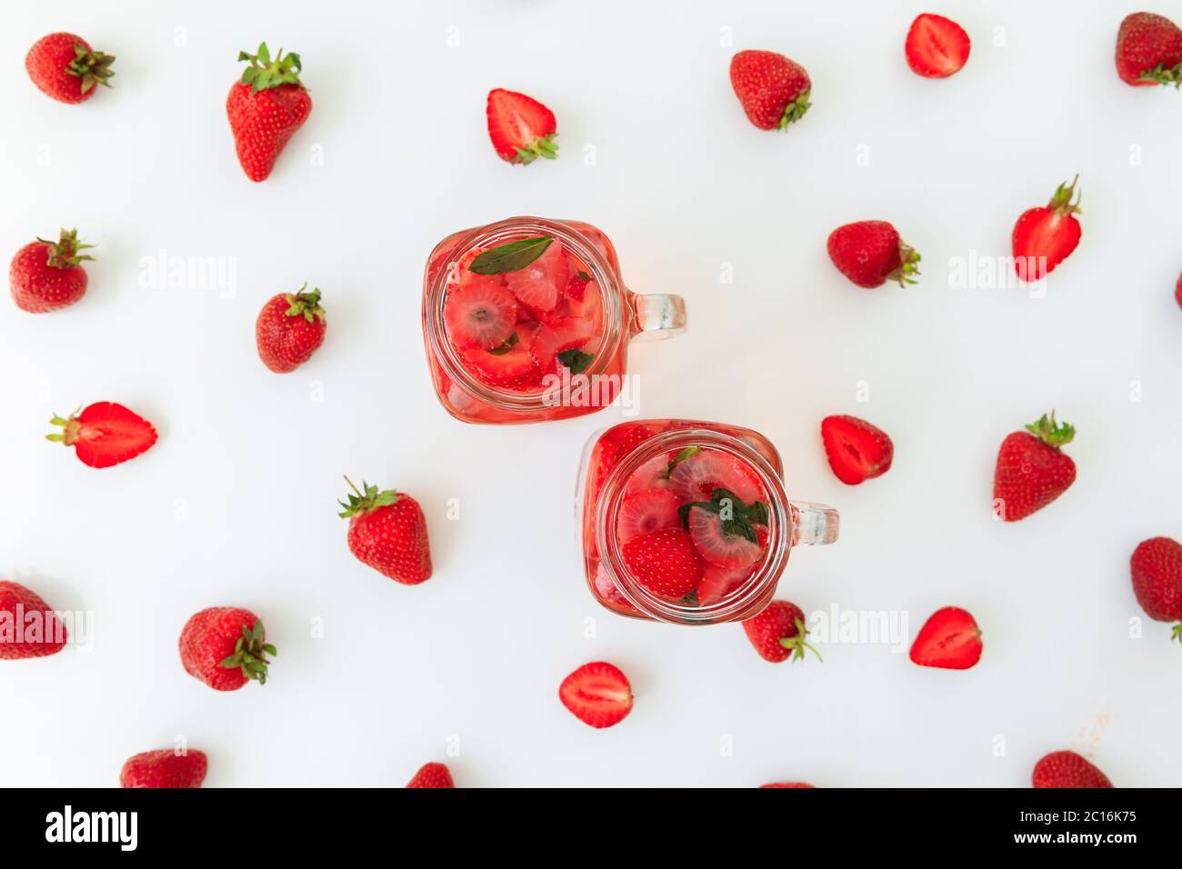 Fraise et boisson de la mue de baie sur fond blanc. Pose à plat. Vue de dessus. Baies sucrées d'été Banque D'Images