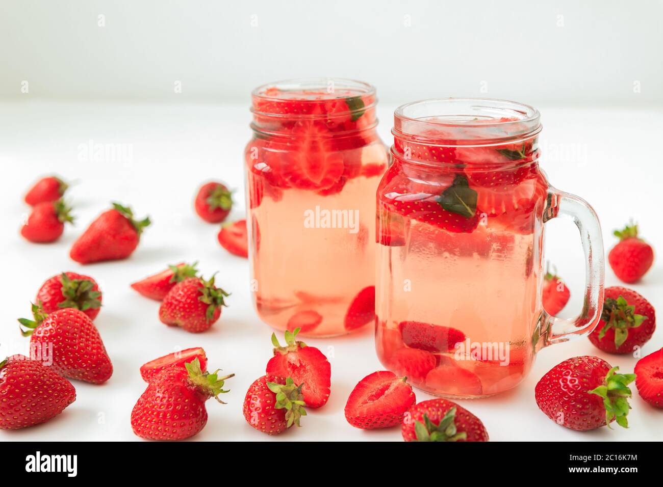 Boisson saine aux fraises avec baies. Régime et boisson saine concept Banque D'Images