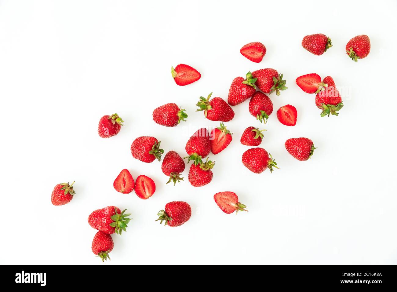 Fraise sur fond blanc. Pose à plat. Vue de dessus. Baies sucrées d'été Banque D'Images