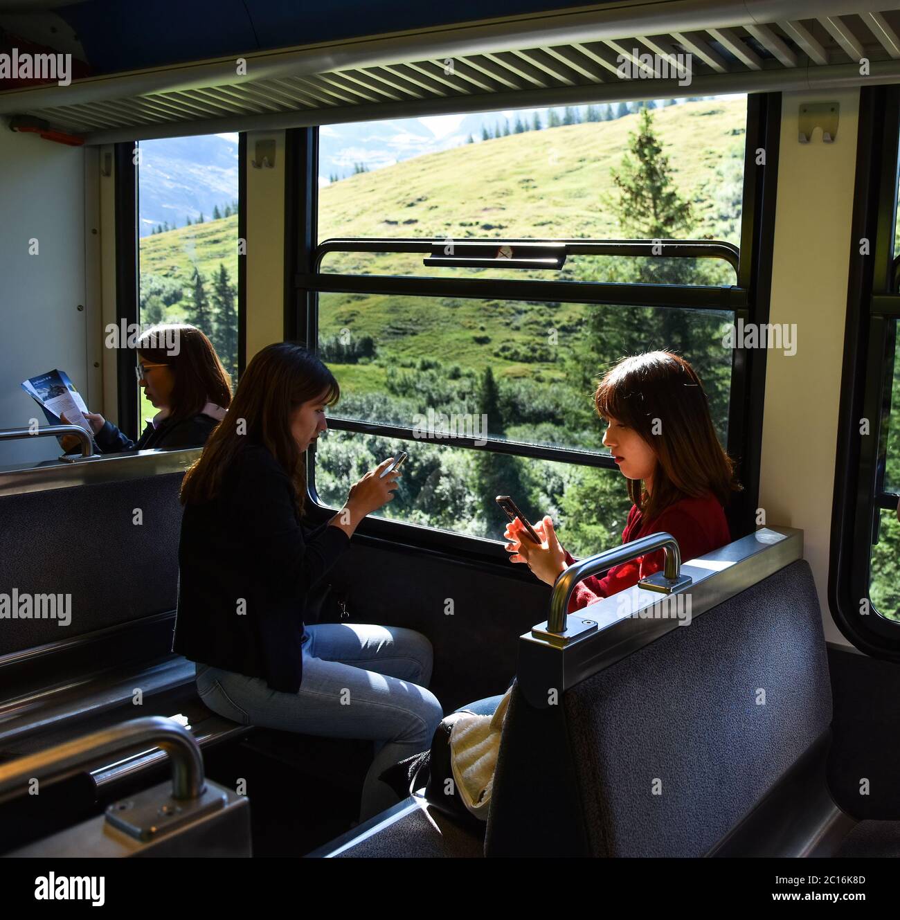 Les gens voyagent avec le train de Bernois Highlands, route village Lauterbrunnen à Grindelwald, région de Jungfrau, Oberland bernois, Suisse Banque D'Images