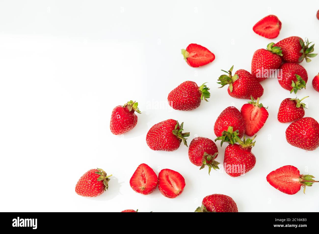 Fraise sur fond blanc. Pose à plat. Vue de dessus. Baies sucrées d'été Banque D'Images