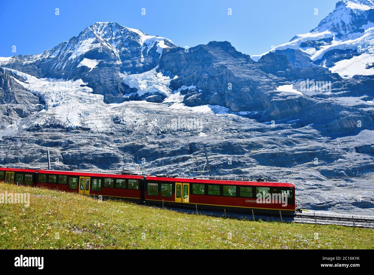 magnifique-paysage-avec-train-cr-maill-re-du-c-l-bre-chemin-de-fer