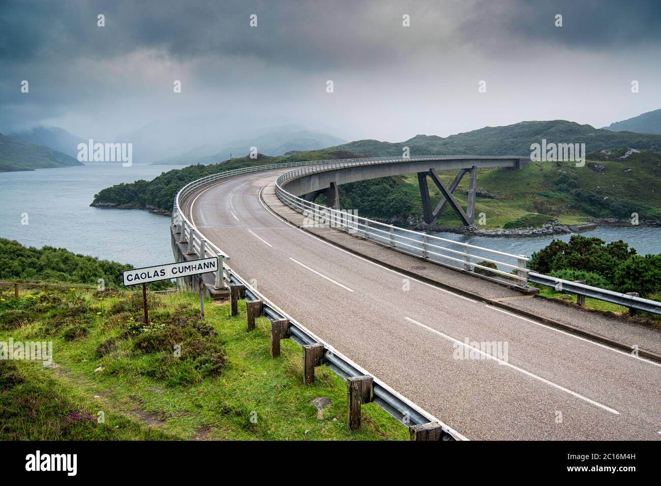 Kylesku Pont sur le Loch une Chairn Bhain à Sutherland, en Écosse, une partie de la côte nord 500 Scenic Drive Banque D'Images