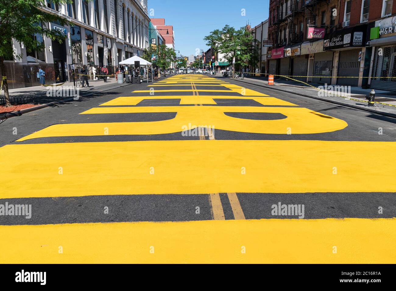 New York, États-Unis. 14 juin 2020. Vue de Fulton Street peint énorme Black Lives Matter slogan lors de la cérémonie de dévoilement dans le quartier Bedford-Stuyvesant de Brooklyn, à New York, le 14 juin 2020. La murale complète s'étend de l'avenue Marcy à l'avenue New York sur 375 pieds. (Photo de Lev Radin/Sipa USA) crédit: SIPA USA/Alay Live News Banque D'Images