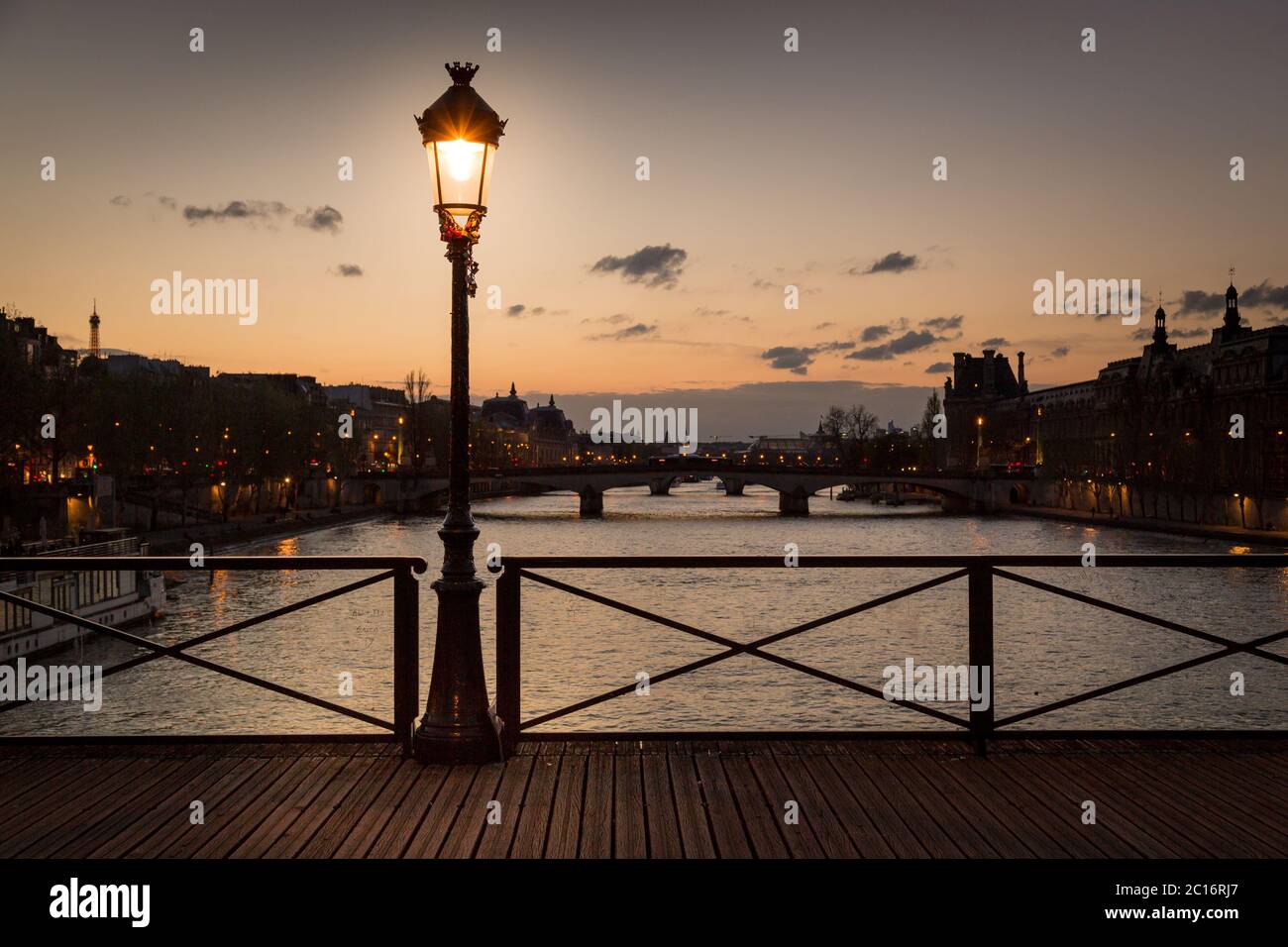 Lampe De Rue Du Pont Des Arts La Nuit Paris Photo Stock Alamy
