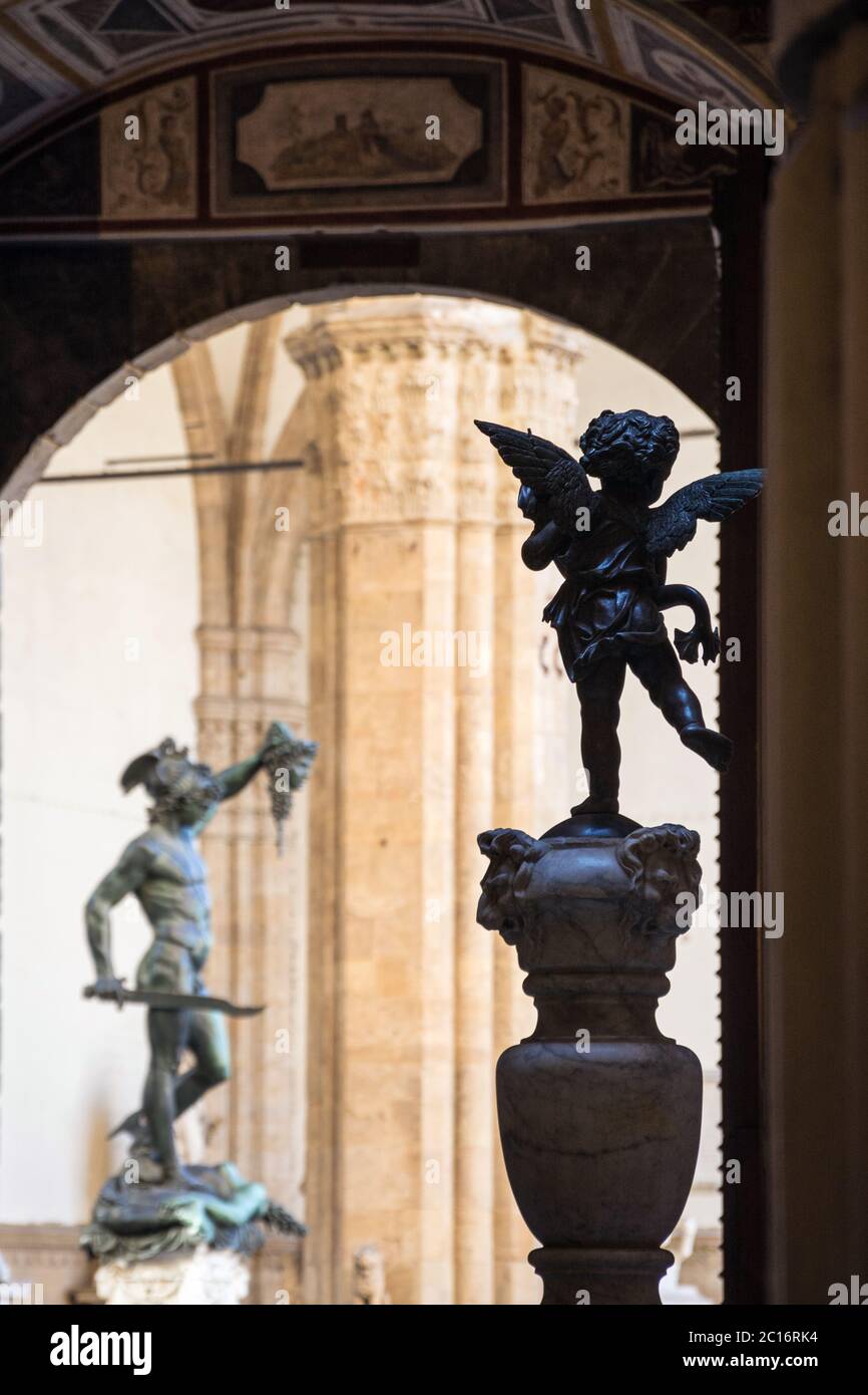 Statue de bronze de petit ange avec fond de Perseus avec la tête de Medusa à Loggia de' lanzi, Piazza della Signoria vu du Palazzo Vecchio Banque D'Images