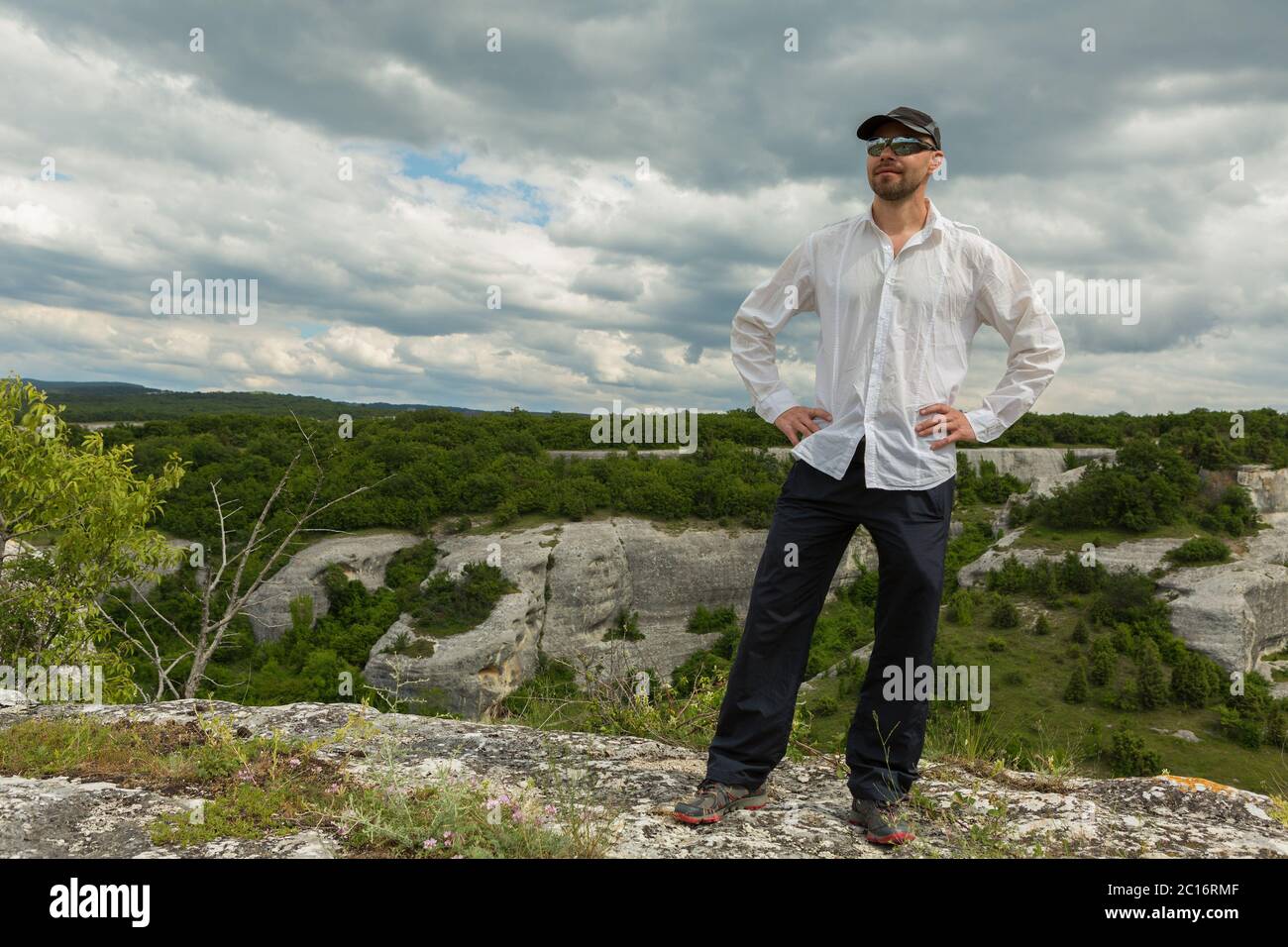 Tourist sur le plateau de Cave City dans Cherkez-Kermen Valley, en Crimée Banque D'Images