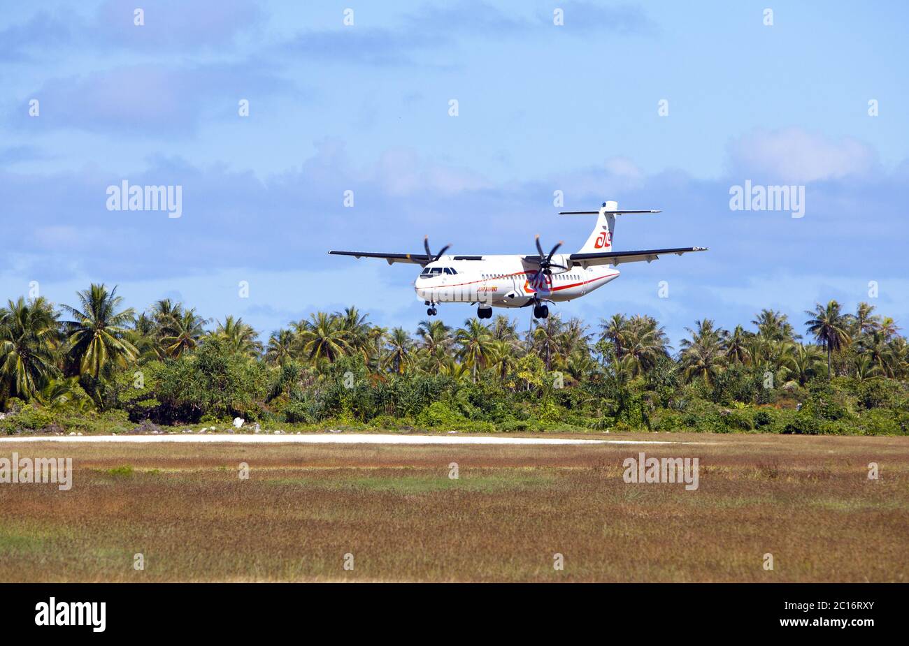 POLINESIA- JUIN 16: Avion à vis - ATR 72 Air Tahiti compagnies fait atterrissage sur le petit tropical i Banque D'Images