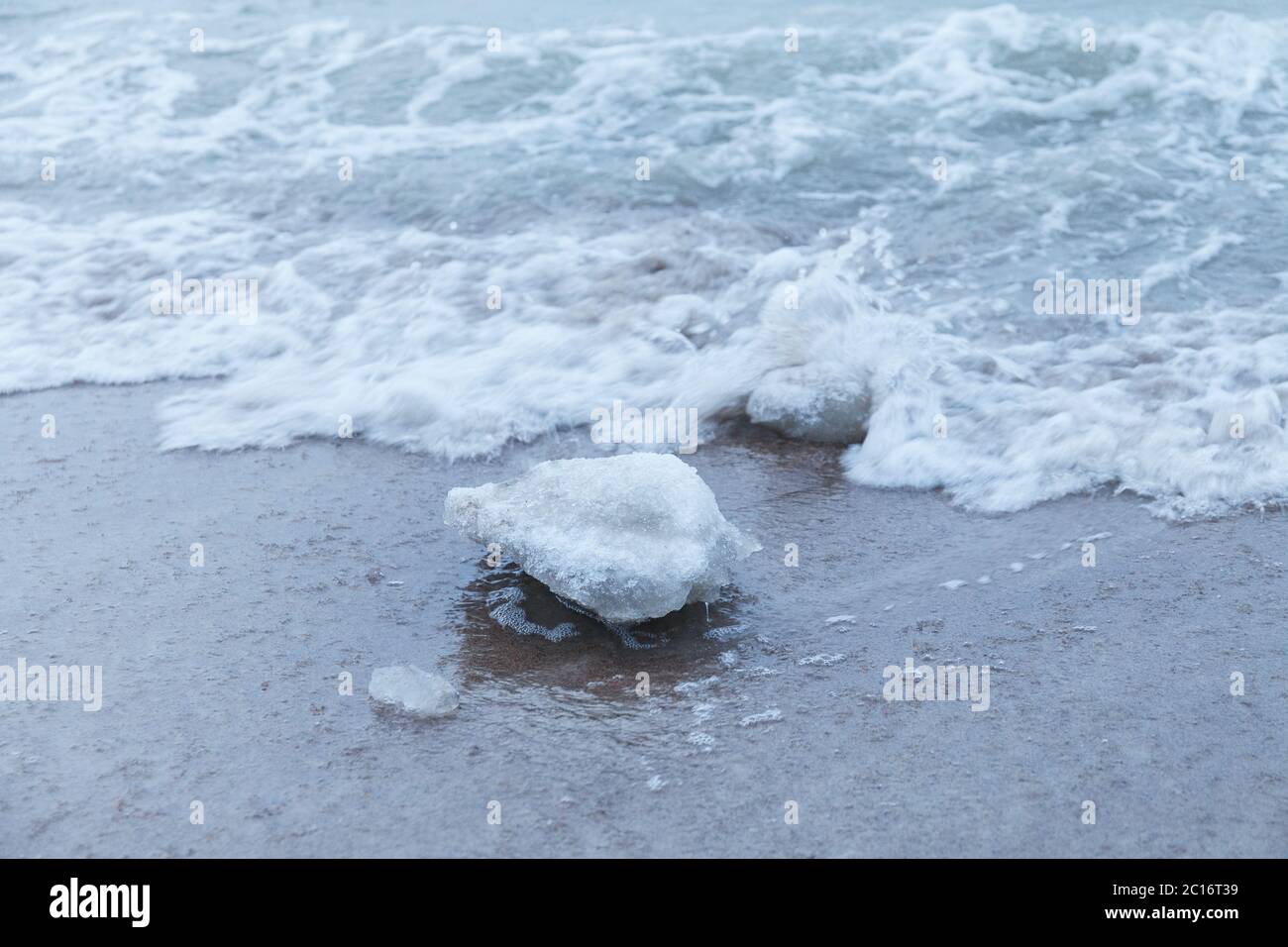 Des morceaux de glace qui dérivent le long de la côte de sable de la mer Baltique. Frais d'hiver. Banque D'Images