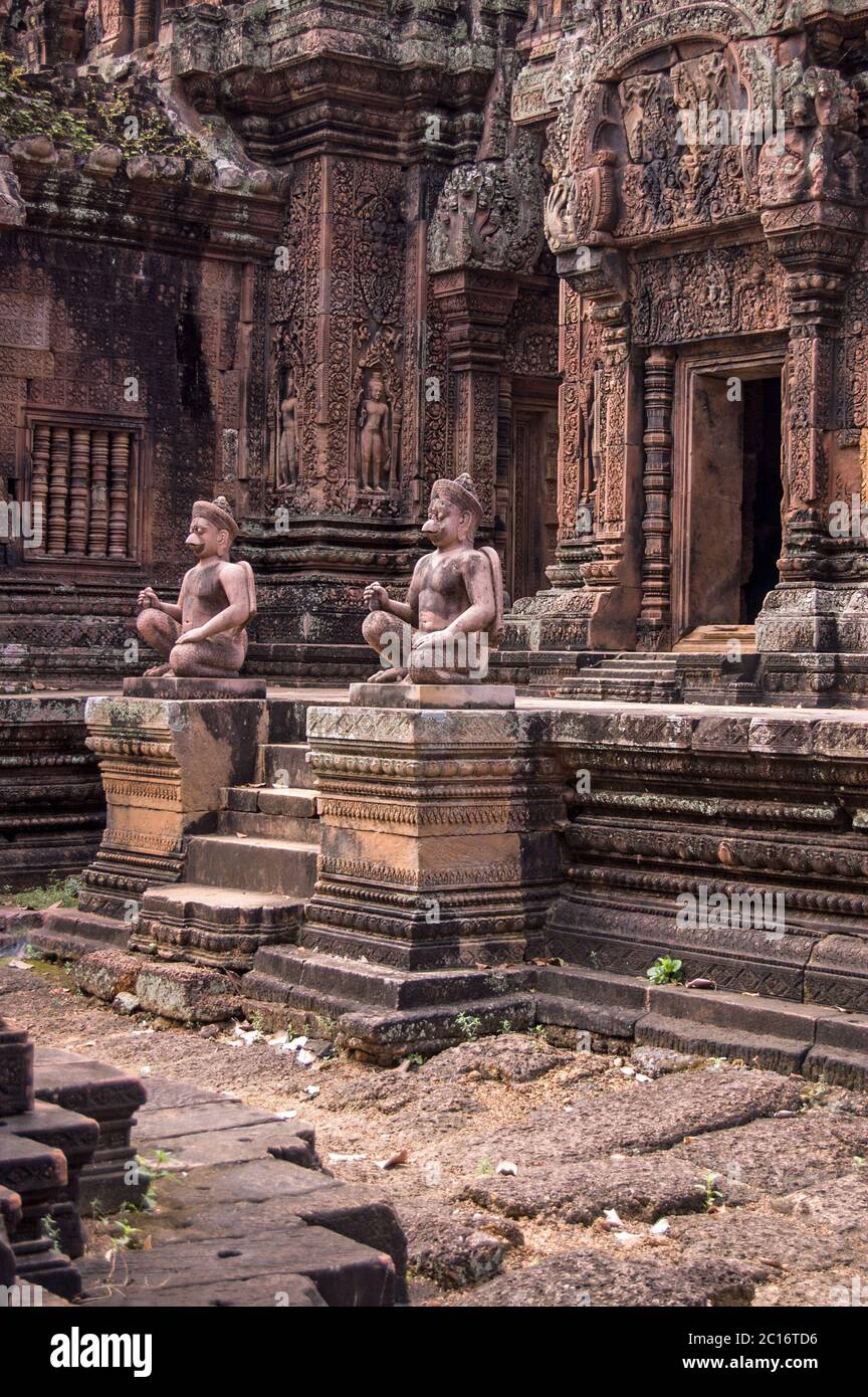Statues de gardiens devant l'entrée d'une chapelle au temple de Banteay Srei, Angkor, Cambodge. Banque D'Images