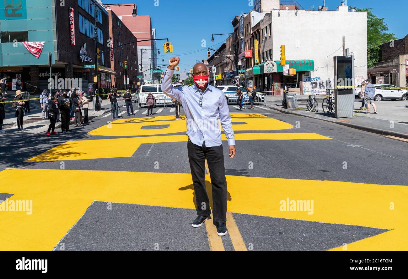 New York, États-Unis. 14 juin 2020. Eric Adams, président de Brooklyn, assiste à la cérémonie de dévoilement du slogan Black Lives Matter, un énorme slogan peint, sur la rue Fulton, à Bedford-Stuyvesant. La murale complète s'étend de l'avenue Marcy à l'avenue New York sur 375 pieds. (Photo de Lev Radin/Pacific Press) crédit: Agence de presse du Pacifique/Alamy Live News Banque D'Images