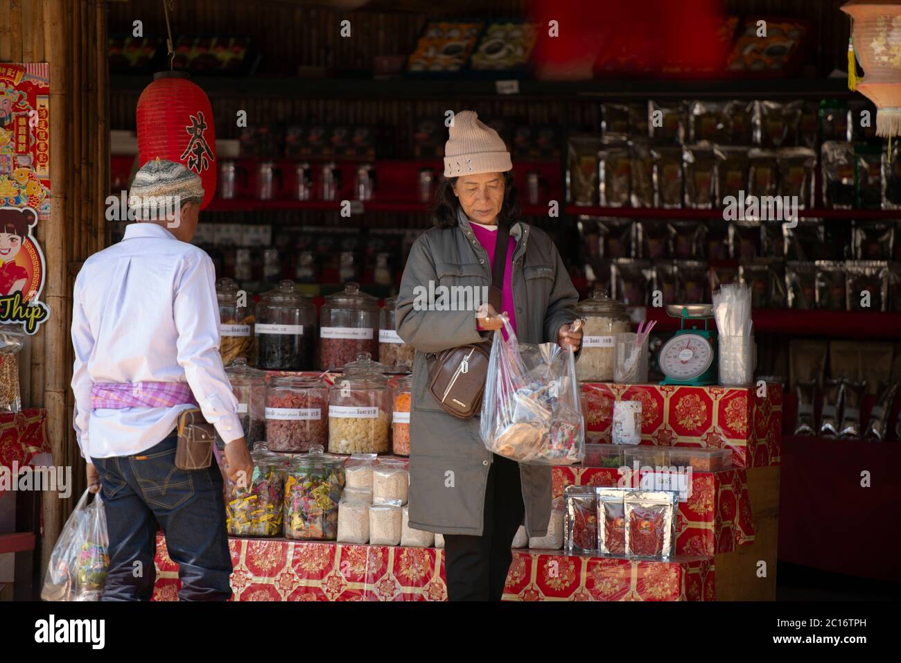 Clients magasinent dans le village chinois de Ban Rak, province de Mae Hong son, nord de la Thaïlande. Banque D'Images