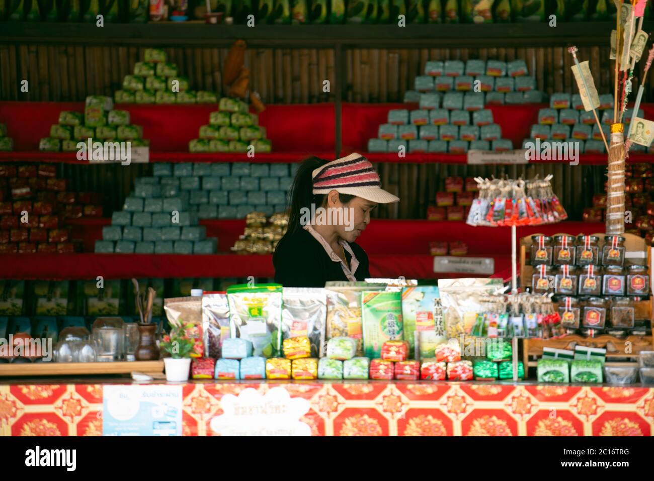 Un vendeur dans son magasin dans le village thaïlandais de Ban Rak, province de Mae Hong son, dans le nord de la Thaïlande. Banque D'Images Un vendeur dans son magasin dans le village thaïlandais de Ban Rak, province de Mae Hong son, dans le nord de la Thaïlande. Banque D'Images