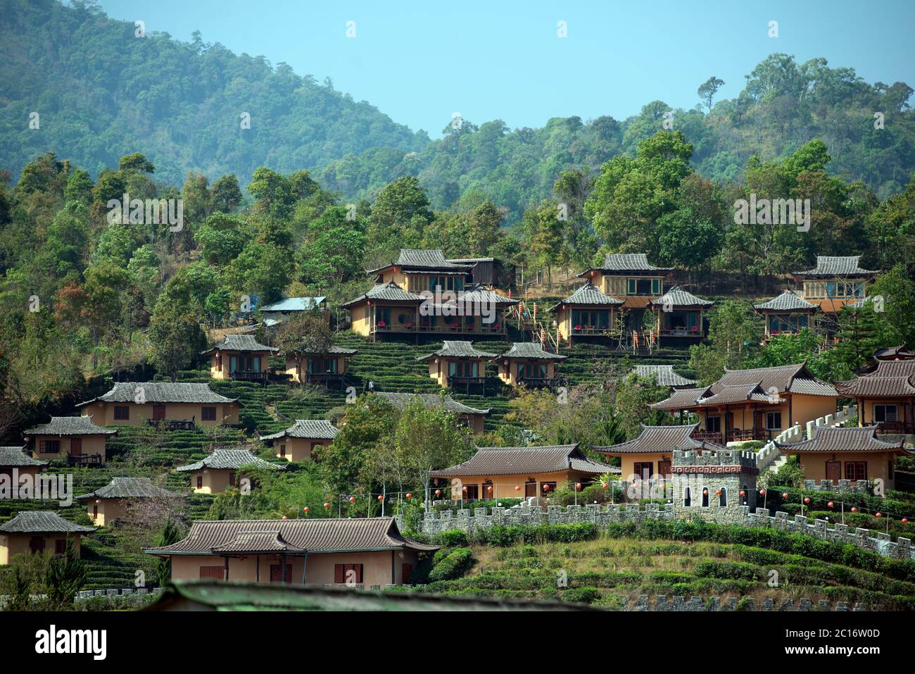Un complexe de vacances dans le village chinois thaïlandais de Ban Rak, province de Mae Hong son, au nord de la Thaïlande. Banque D'Images Un complexe de vacances dans le village chinois thaïlandais de Ban Rak, province de Mae Hong son, au nord de la Thaïlande. Banque D'Images