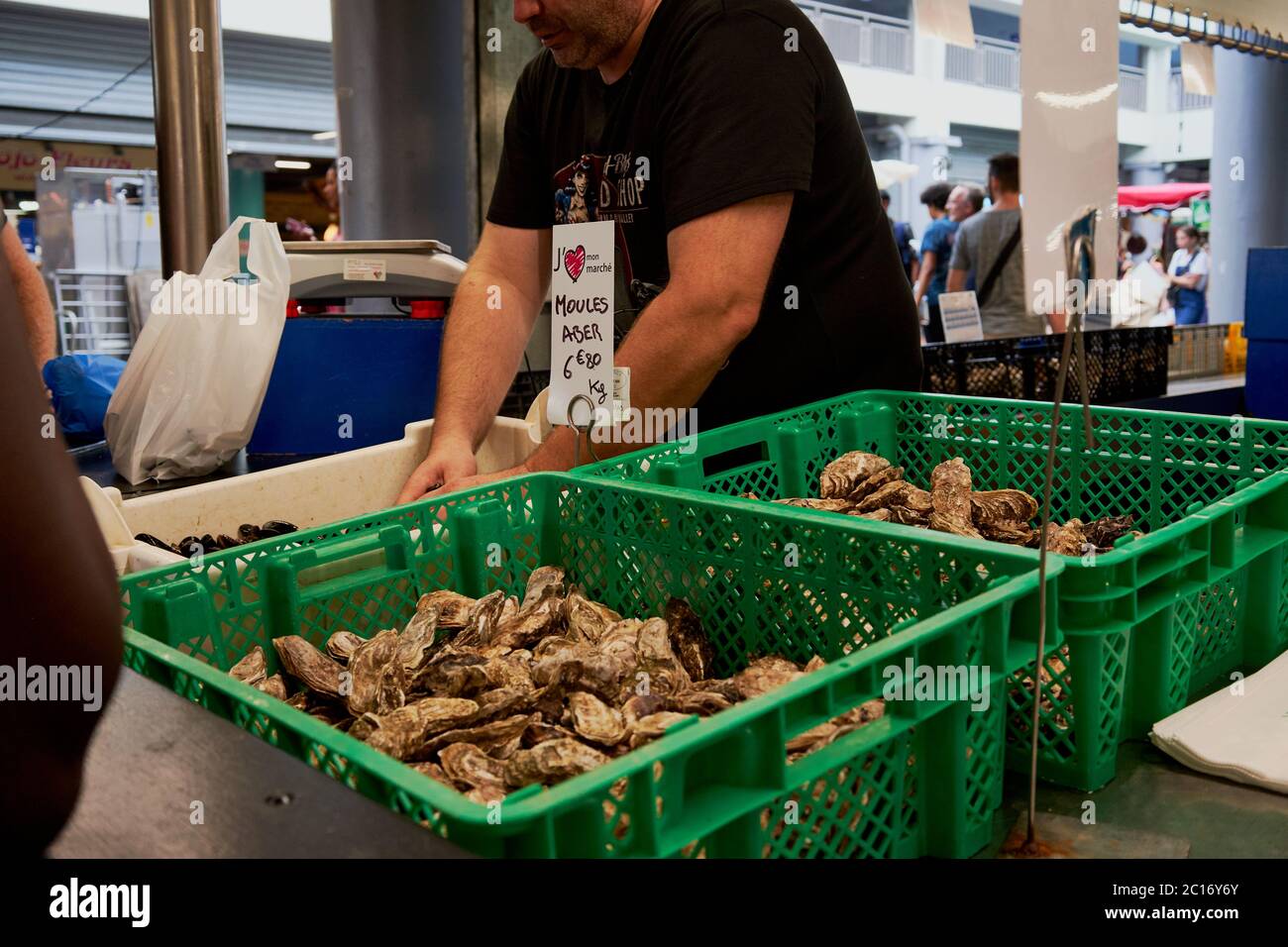 Huîtres et moules à vendre dans un stand du marché de Capuchin (Marche des capucins) un marché agricole et de produits à Bordeaux Banque D'Images