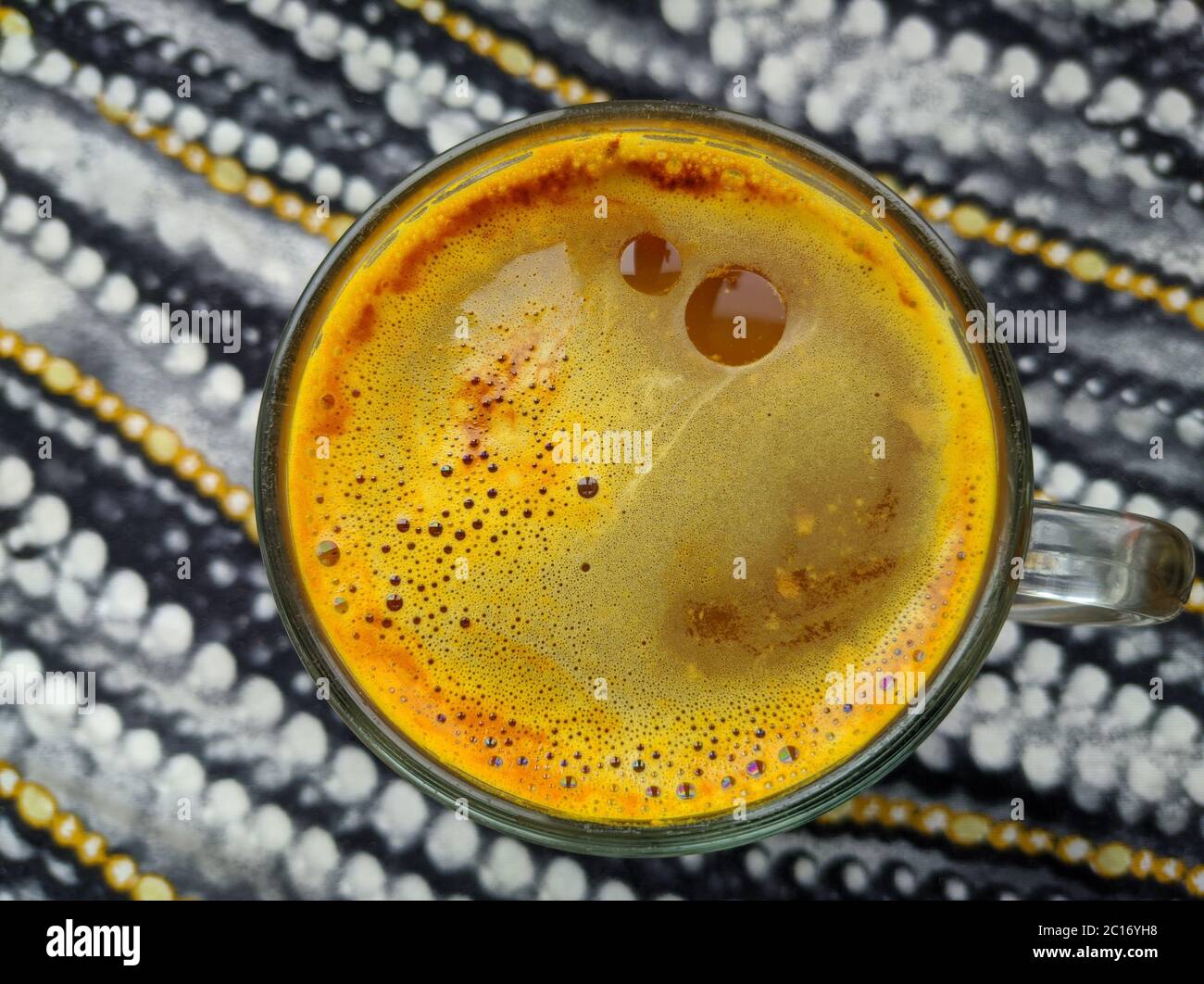 boisson chaude avec mousse dans une tasse en verre Banque D'Images