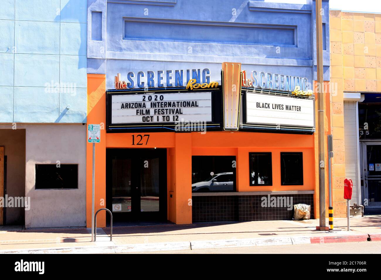 « Black Lives Matter » écrit sur le panneau de signalisation du cinéma Screen Room dans le centre-ville de Tucson, Arizona Banque D'Images