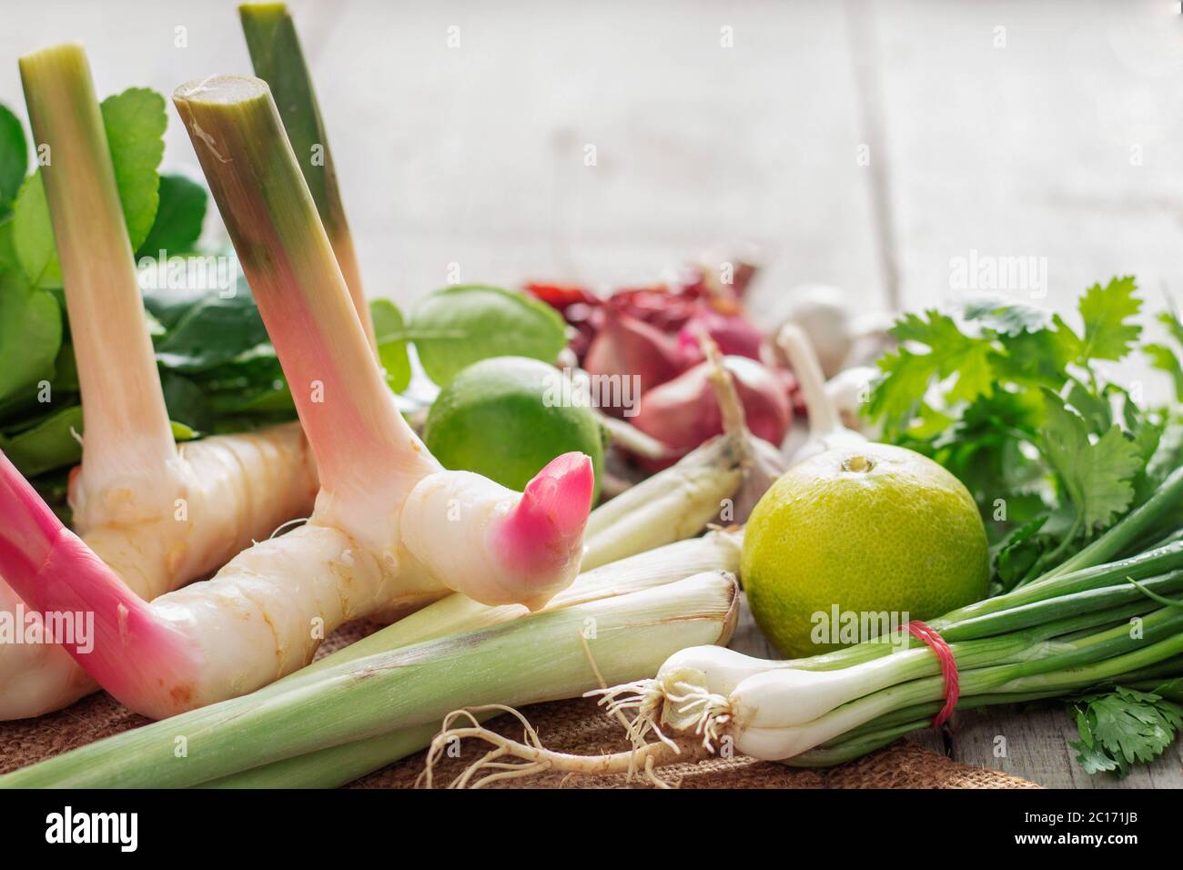 Légumes sur bois. Banque D'Images