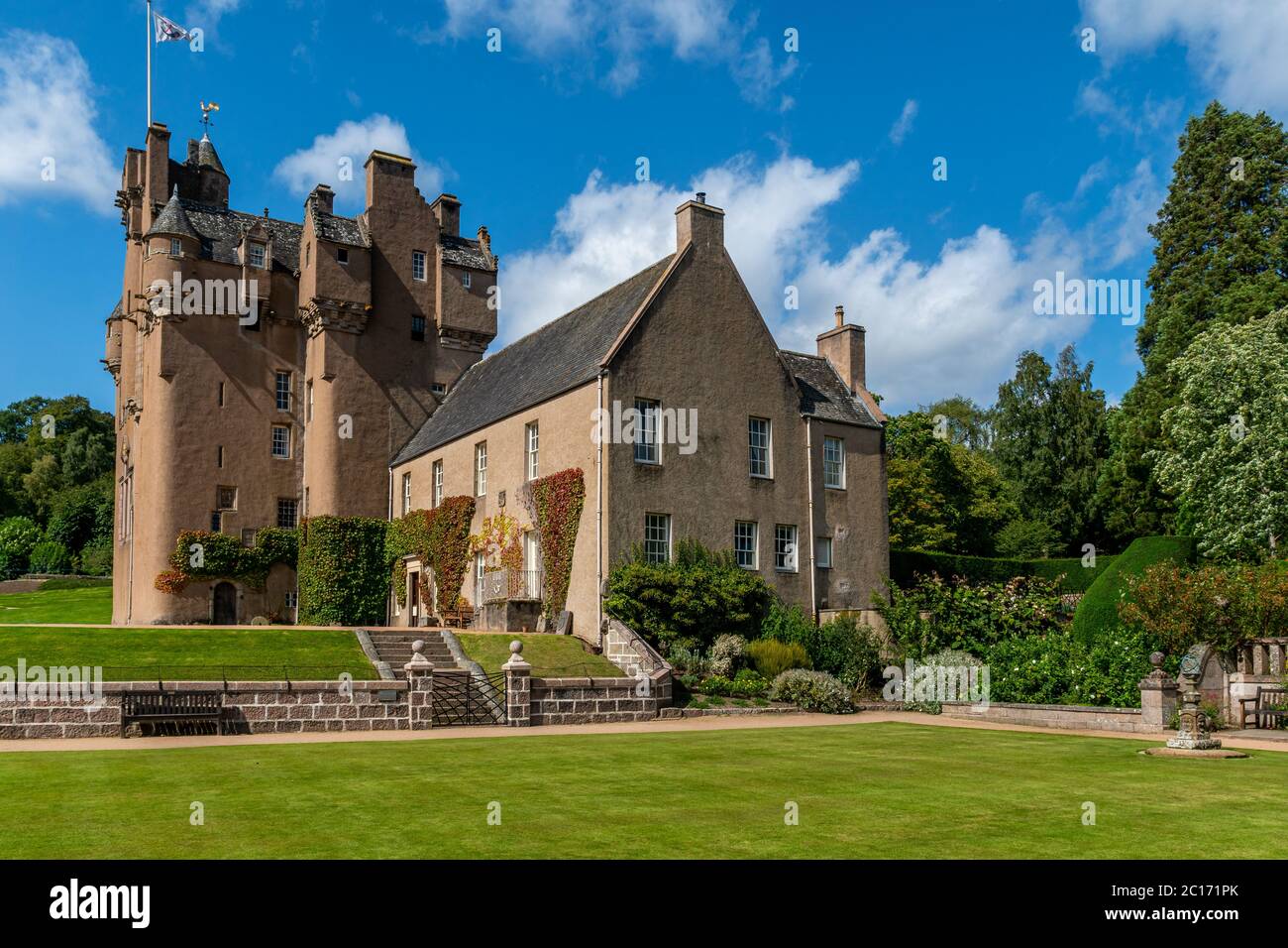 Château de Crathes, Aberdeenshire, Écosse, Royaume-Uni, 20 août 2019. Château de Crathes et jardin clos. Banque D'Images