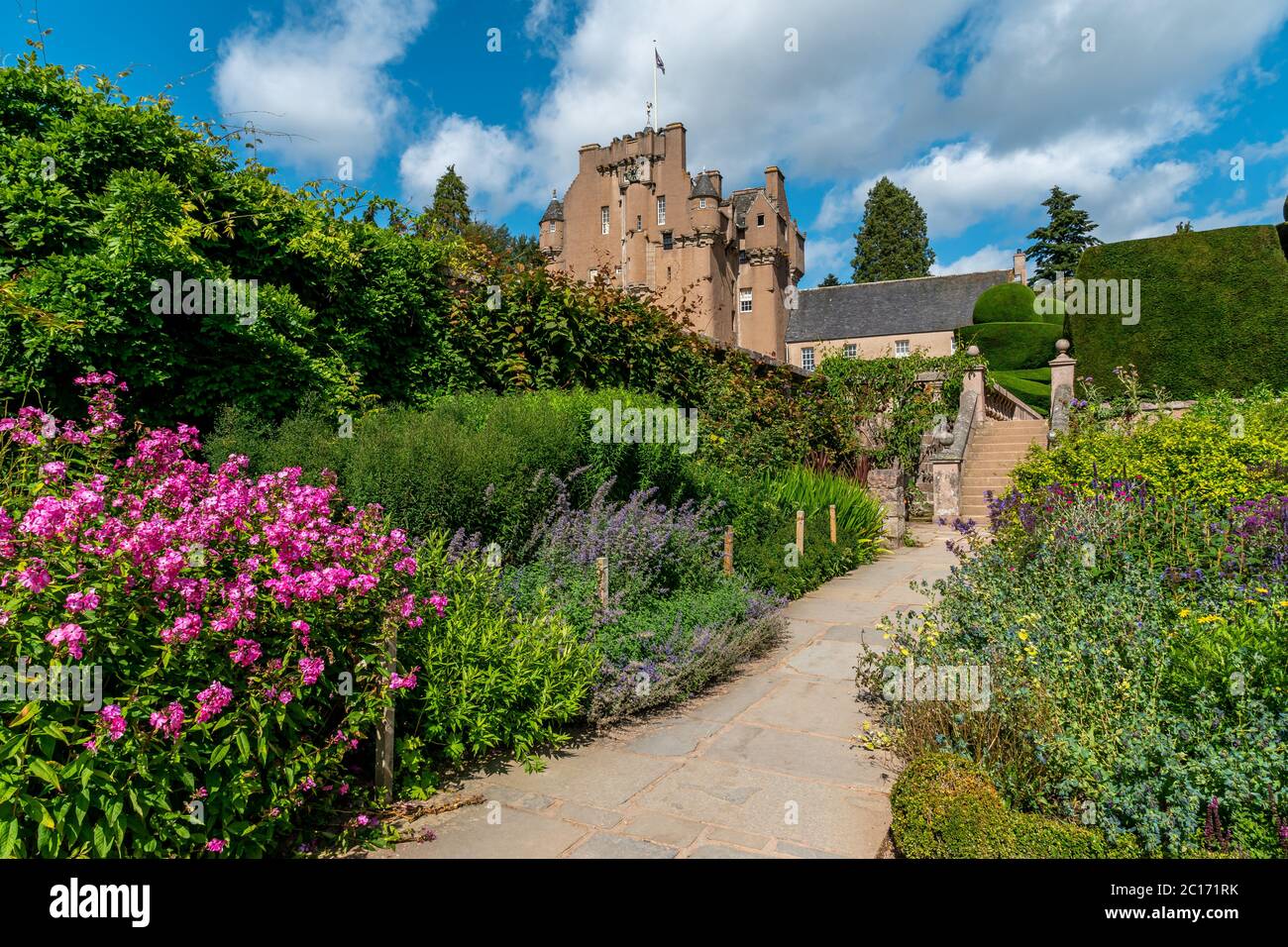 Château de Crathes, Aberdeenshire, Écosse, Royaume-Uni, 20 août 2019. Château de Crathes et jardin clos. Banque D'Images