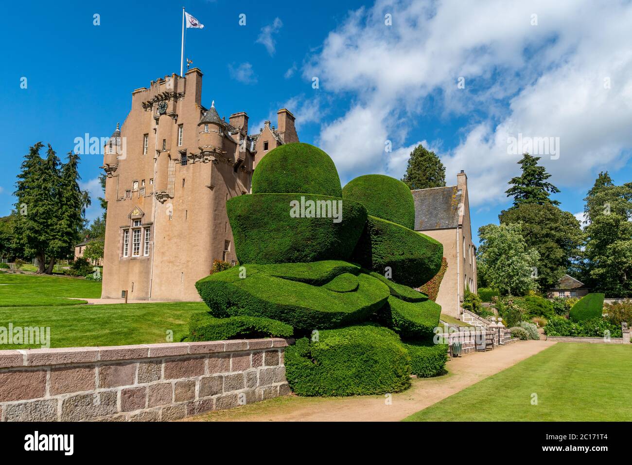 Château de Crathes, Aberdeenshire, Écosse, Royaume-Uni, 20 août 2019. Château de Crathes et jardin clos. Banque D'Images