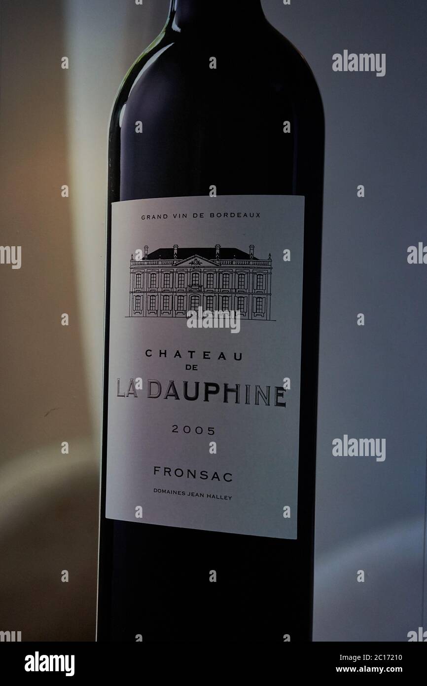 Une découpe en carton de taille humaine d'une bouteille de vin rouge  Château la Dauphin Photo Stock - Alamy
