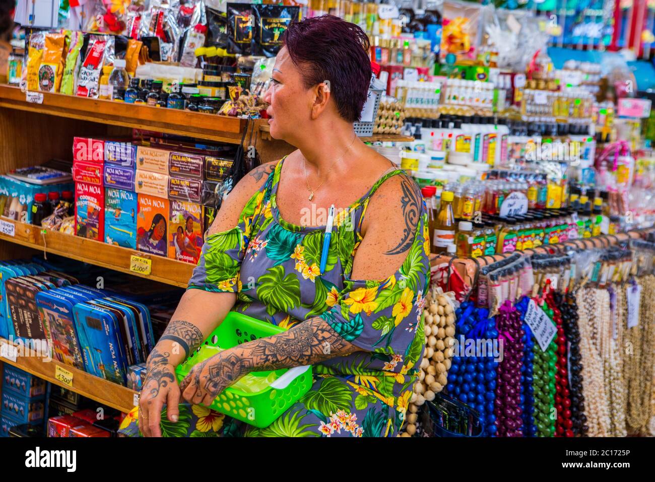 Vue sur le marché de Papeete, un grand marché public couvert vendant des souvenirs, de l'artisanat et de la nourriture locaux dans le centre-ville de Papeete, Tahiti, Banque D'Images