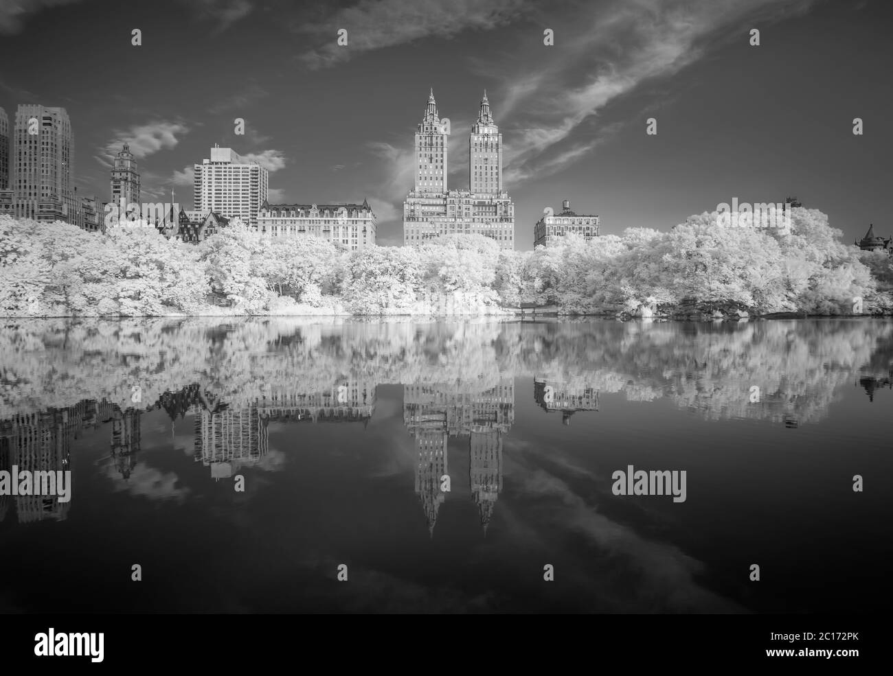 Vue infrarouge noir et blanc de Manhattan prise à Central Park Banque D'Images