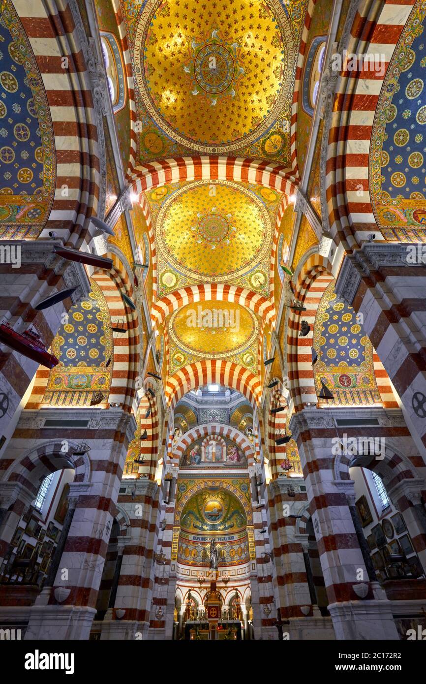Intérieur de la basilique notre-Dame de la Garde (église haute) avec un style byzantin coloré. Marseille, Bouches-du-Rhône, Provence, France Banque D'Images