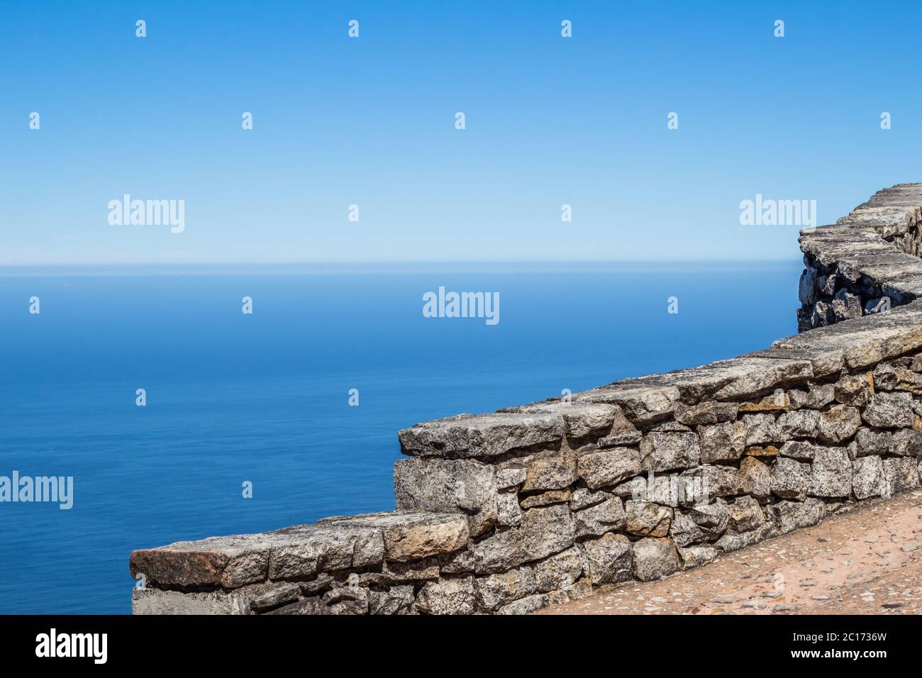 Mur en pierre sur Table Mountain surplombant le vaste océan Atlantique Banque D'Images