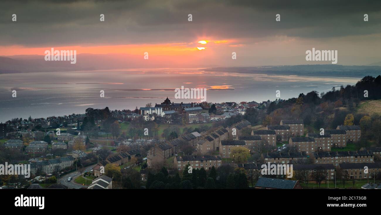 Le soleil vu à travers les nuages au-dessus de l'estuaire de Tay de Dundee Law, Dundee, Écosse, Royaume-Uni. Banque D'Images