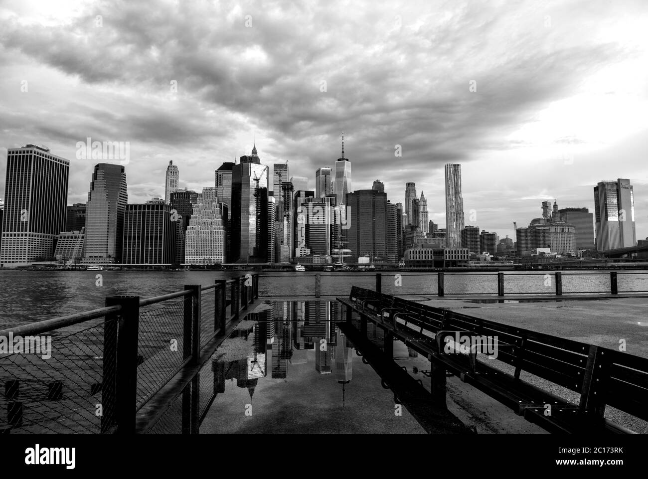 Le jour de moody, l'horizon de New York se reflète à paddle Banque D'Images