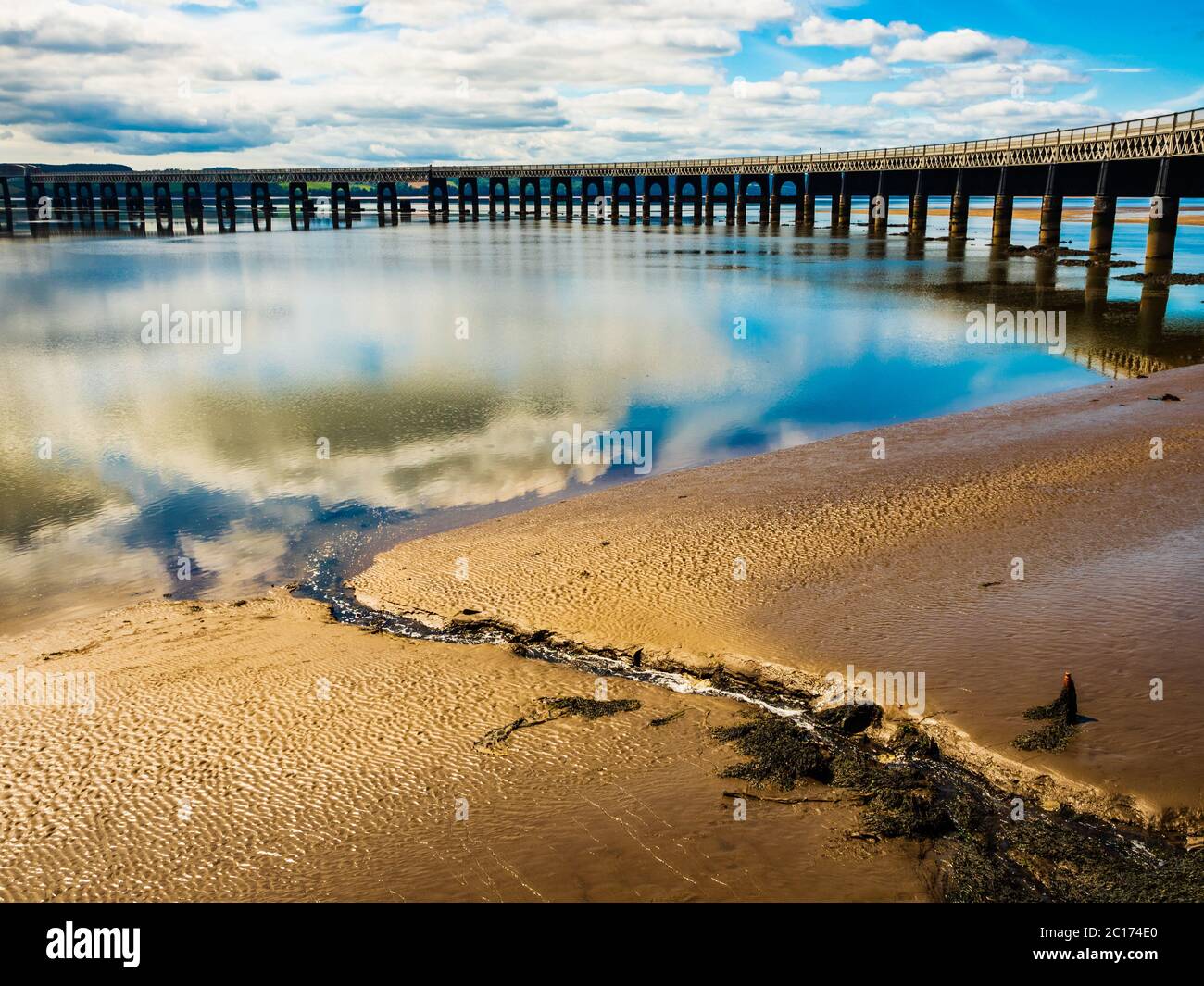 Le Tay et le Rail Bridge à marée basse de Dundee, Écosse, Royaume-Uni. Banque D'Images