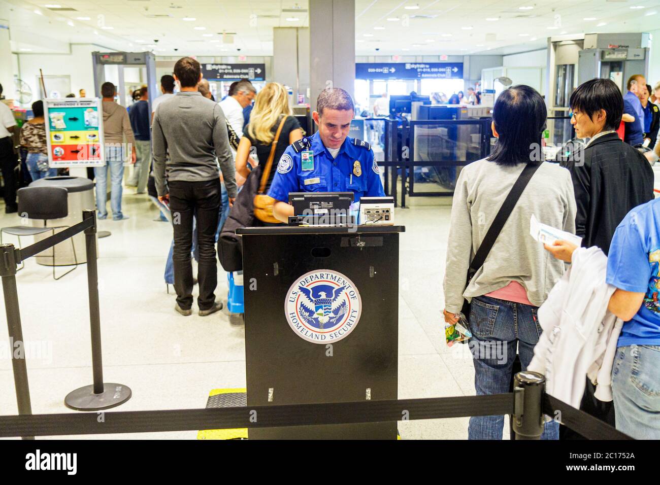 Miami Florida International Airport MIA, aviation, Département de la sécurité intérieure, TSA, point de contrôle, anti-terrorisme, sécurité, hispanique ethnique homme hommes adu Banque D'Images