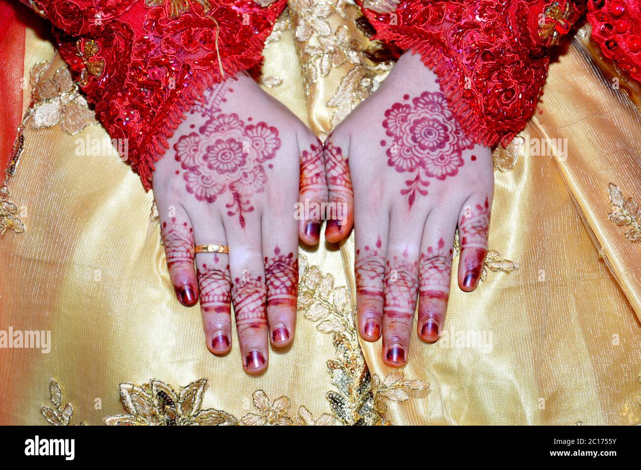 Le henné sur les mains de mariée mariage Indonésien Banque D'Images