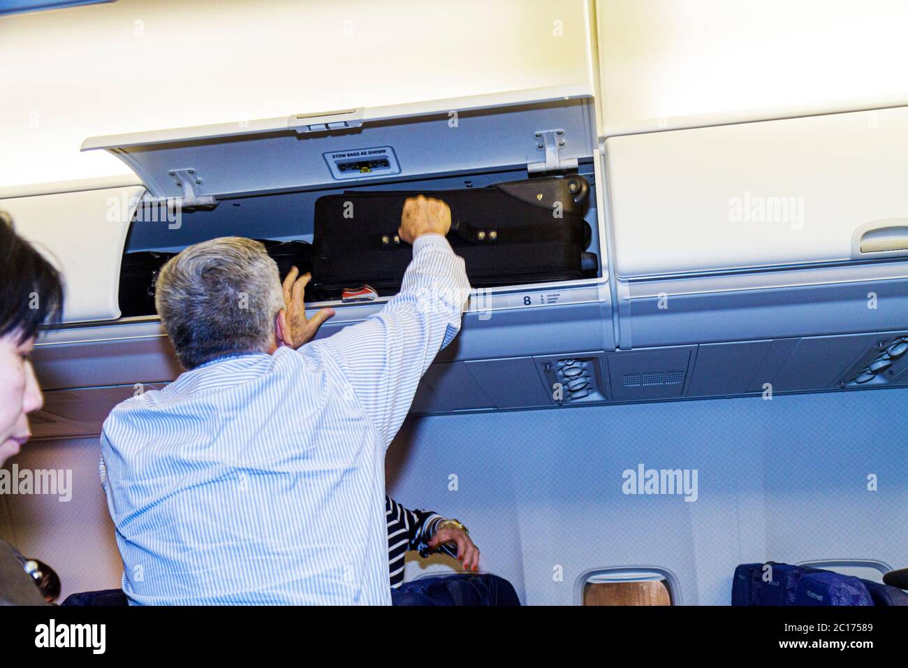 Miami Florida International Airport MIA, aviation, avion, intérieur,  intérieur, au-dessus de la tête, rangement, casier, coffre, bagage à main  valise suit Photo Stock - Alamy