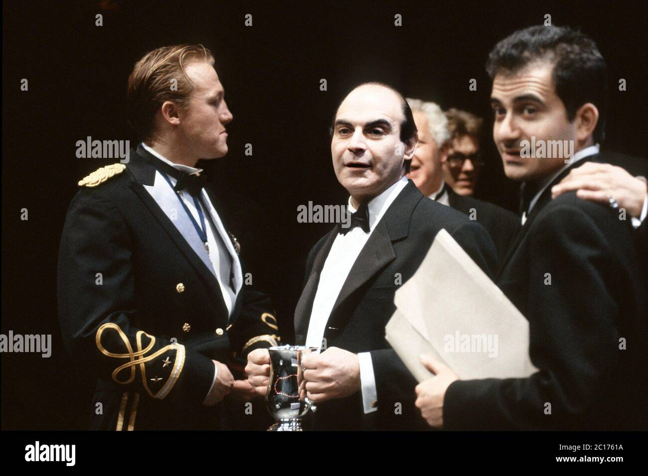 l-r: Jerome Flynn (Alcibiades), David Suchet (Timon), Roger Hyams (poète) à TIMON D'ATHÈNES par Shakespeare au Young Vic Theatre, Londres SE1 06/03/1991 ensemble design: John Gunter costumes: Andreane Neofitou éclairage: Alan Burrett réalisateur: Nunvor Tren Banque D'Images