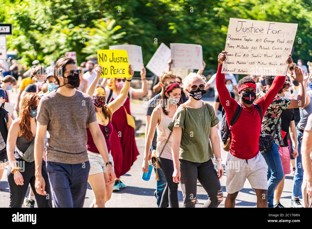 Manhattan, New York - 13 juin 2020 : la vie noire est importante les manifestants pacifiques exercent leur droit au premier amendement et s'opposent à la brutalité policière. Banque D'Images