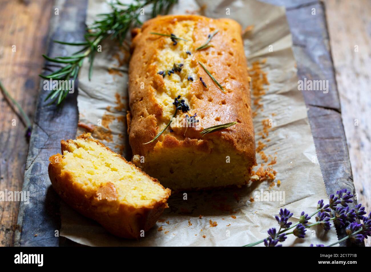 Gateau Au Citron Avec Romarin Et Lavande Photo Stock Alamy Gateau Au Citron Avec Romarin Et Lavande Photo Stock Alamy