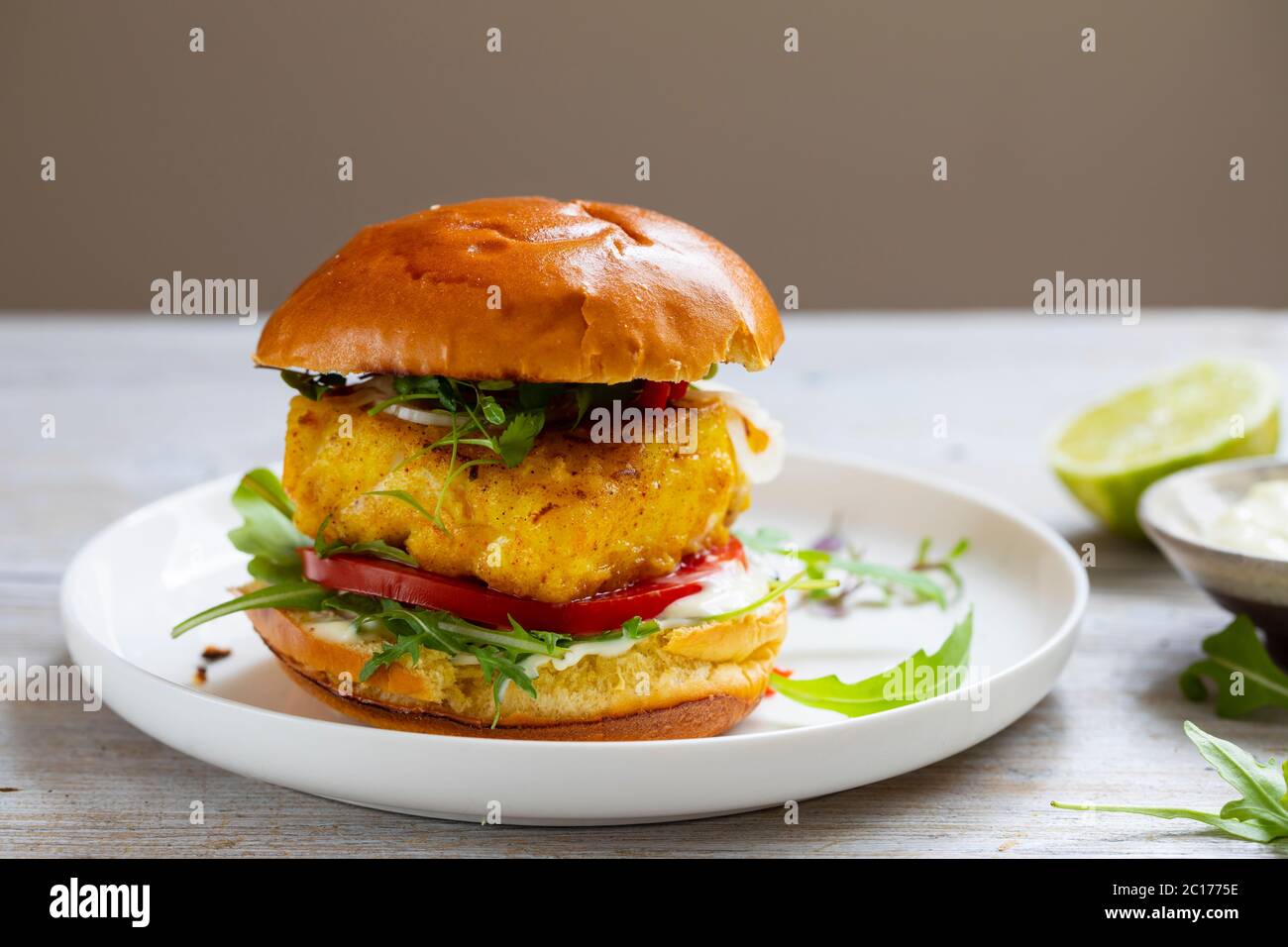 Hamburger au poisson curcuma dans un pain brioche Banque D'Images