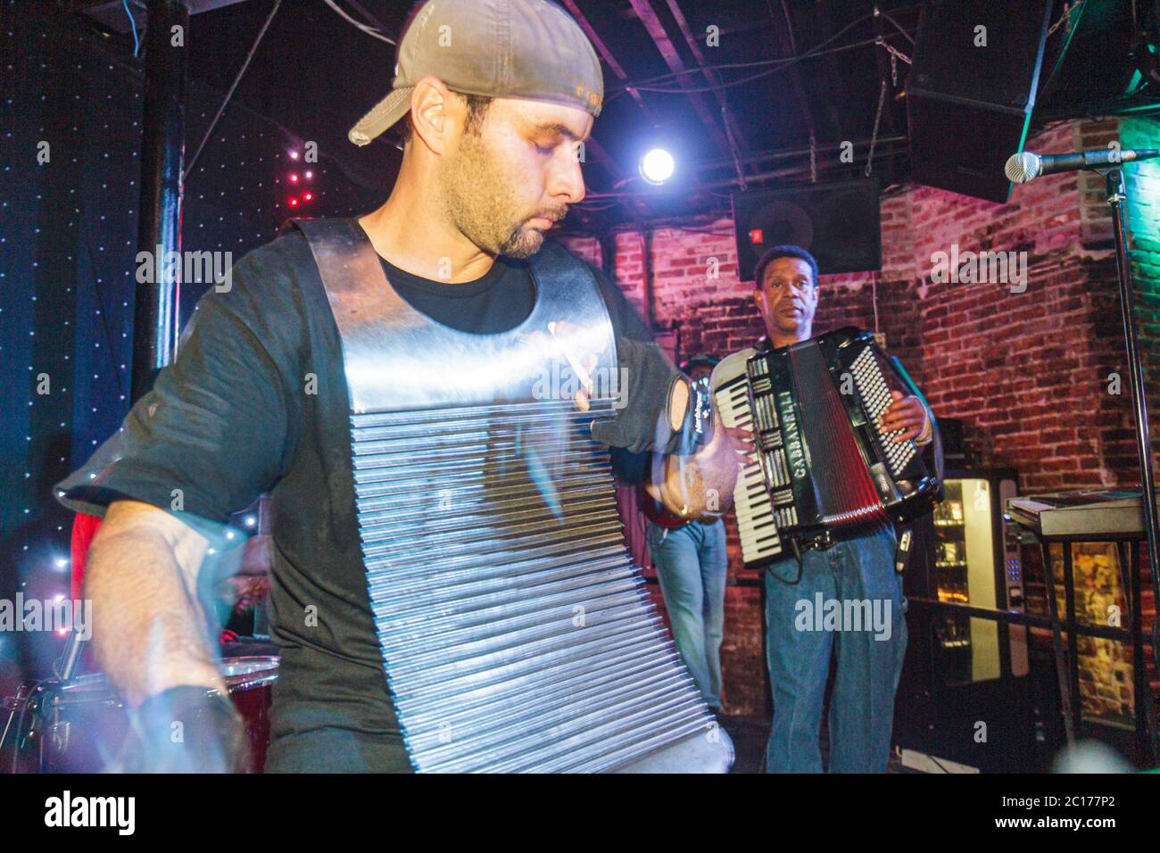 New Orleans Louisiana, French Quarter, Bourbon Street, bar bars lounge pub, vie nocturne, animation musicale, spectacle, musicien, homme homme hommes adultes, Banque D'Images