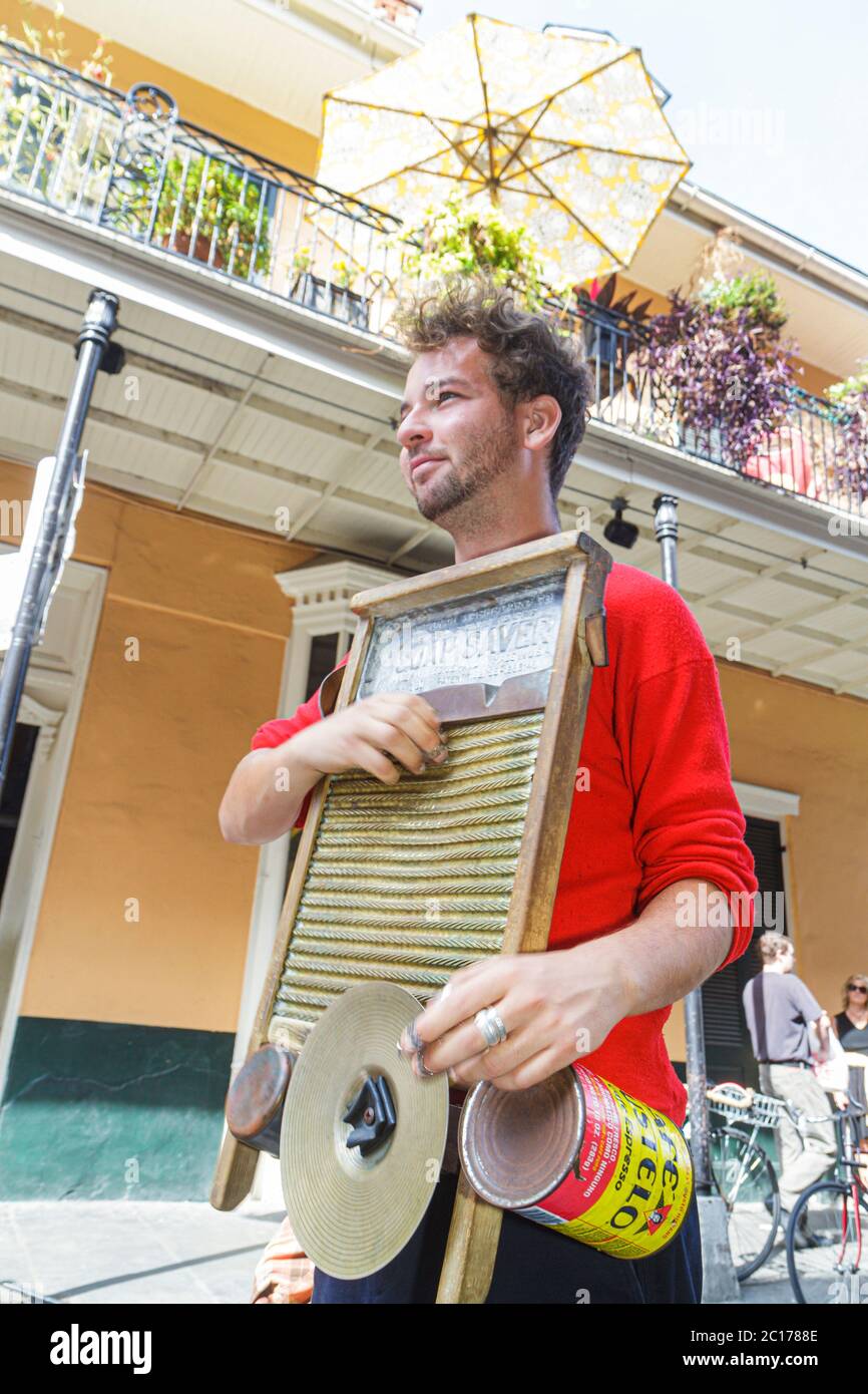 New Orleans Louisiana,French Quarter,Royal Street,Street performer,Busking Tips,Tuba Skinny,musical band,musicien,jazz,blues,bucker,instrument,washboa Banque D'Images