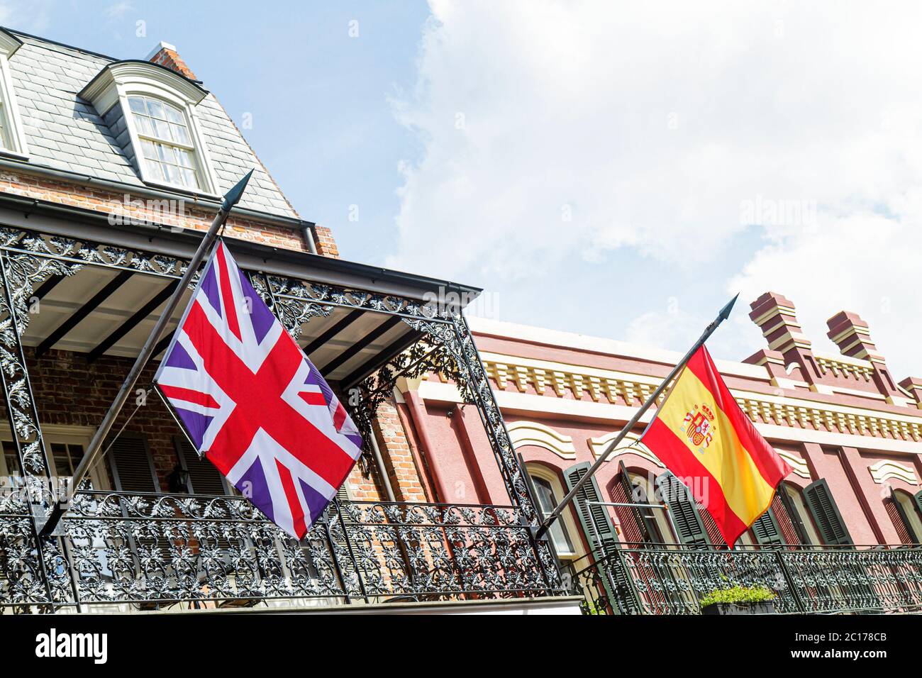 Nouvelle-Orléans Louisiane, quartier français, bâtiment du patrimoine, architecture ironnaise, galerie, balcon, drapeau, Union Jack, Espagne, LA111114034 Banque D'Images