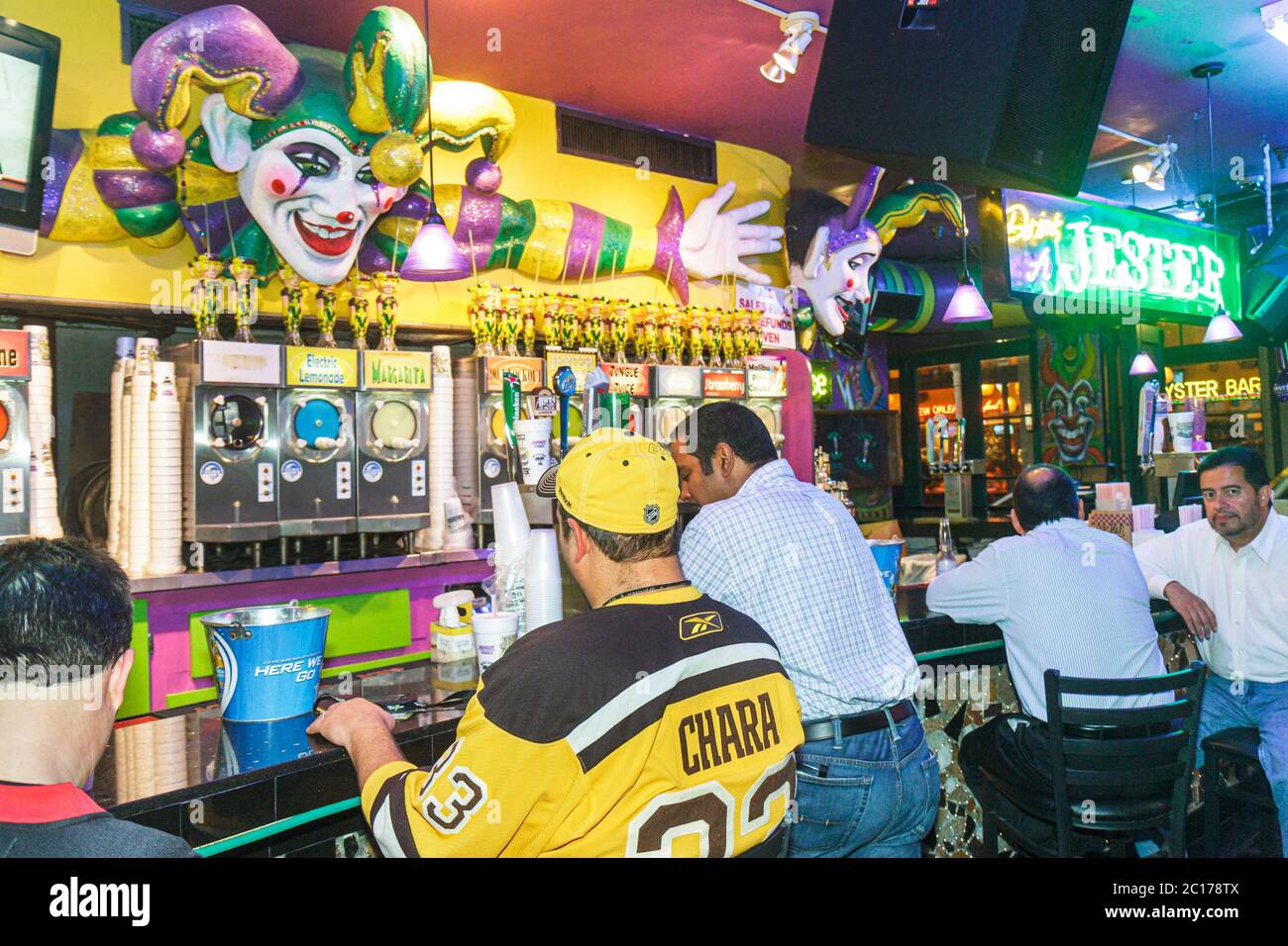 New Orleans Louisiana, French Quarter, Bourbon Street, Jester Mardi gras daiquiris, bar lounge pub, violet, or, vert, couleurs, homme hommes adultes adultes, drin Banque D'Images