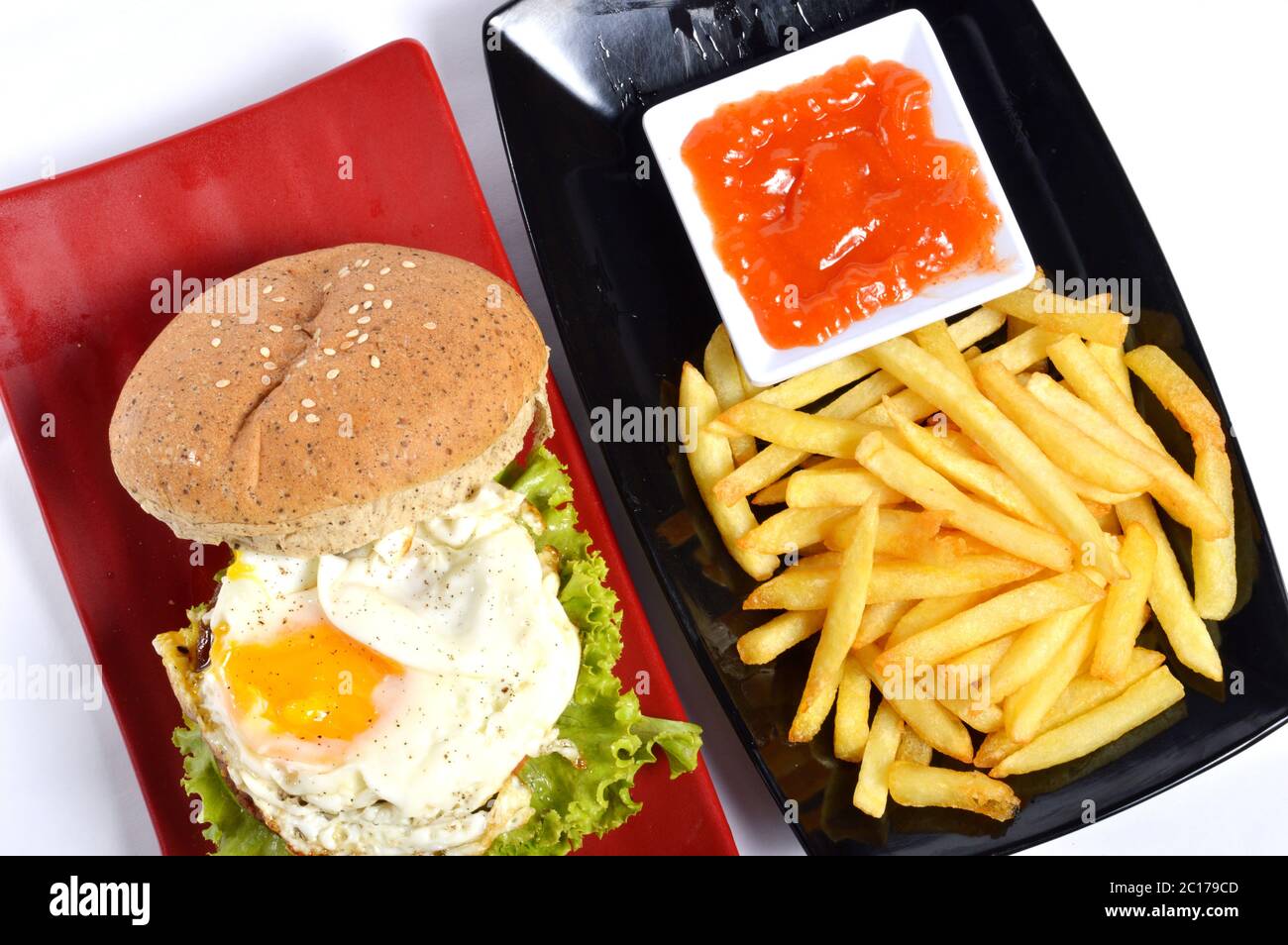 Hamburger au poivre noir et frites Banque D'Images